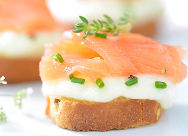 recette express facile de Toasts festifs mozza saumon